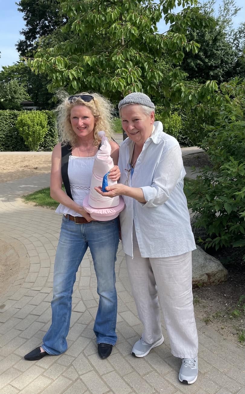 ZwergenAKKU und kleine Skulptur präsentiert von Julia Timmer und Heide Schremmer